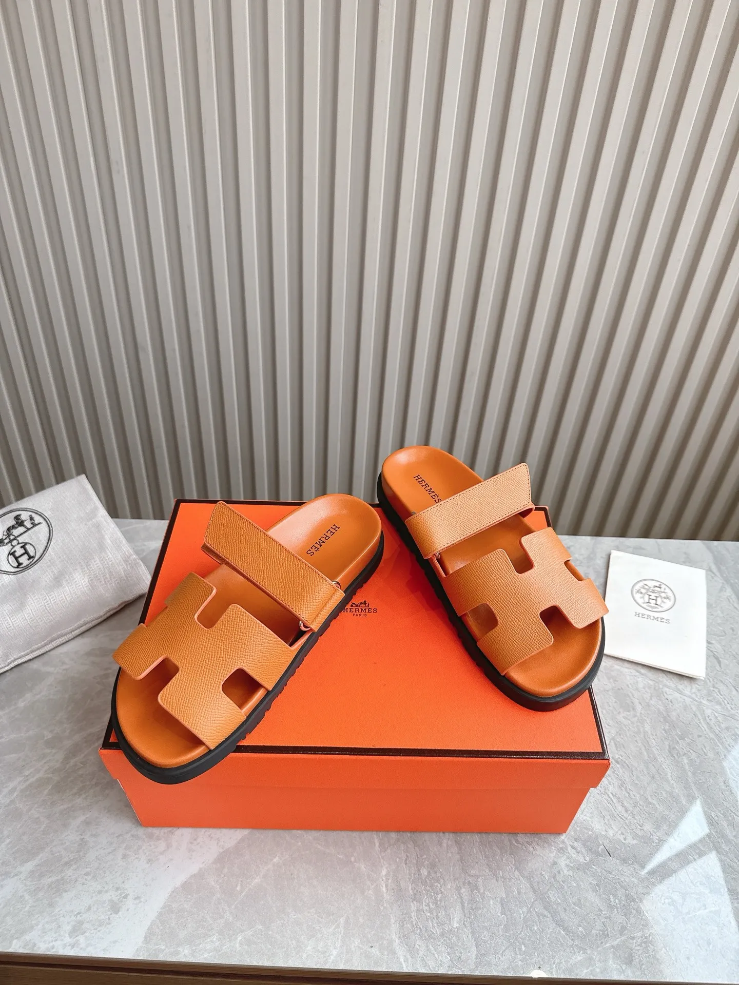 p480🐮🐮Couple model (top version) H family 2024 spring and summer new style HERMES Hermes' recently popular couple model pig nose angle sandals and slippers, paired with various colorful socks, popular. Upper: imported original deerskin (the genuine leather edging is not ordinary super migration). Lining: imported genuine leather. Outsole: Tpu non-slip and wear-resistant outsole. Size: Female 35-42 (40/42 non-returnable and non-exchangeable) Male size: 39-45 (45 non-refundable and non-exchangeable)